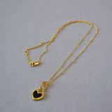 Collar con colgante de corazón negro y blanco en oro