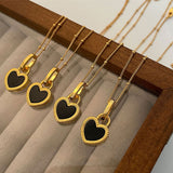 Collar con colgante de corazón negro y blanco en oro
