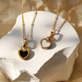 Collar con colgante de corazón negro y blanco en oro