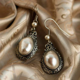 Aretes de perla incrustados con plata en forma de lágrima