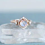 Anillo liso con piedra lunar