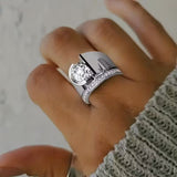 Anillo Deslumbrante de Cola de Gallo con Gran Cuadrado de Zirconia