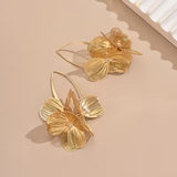 Pendientes elegantes de flores doradas