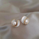 Pendientes elegantes de oro con ópalo blanco y perla