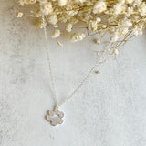 Collar elegante con pata en plata – acero inoxidable