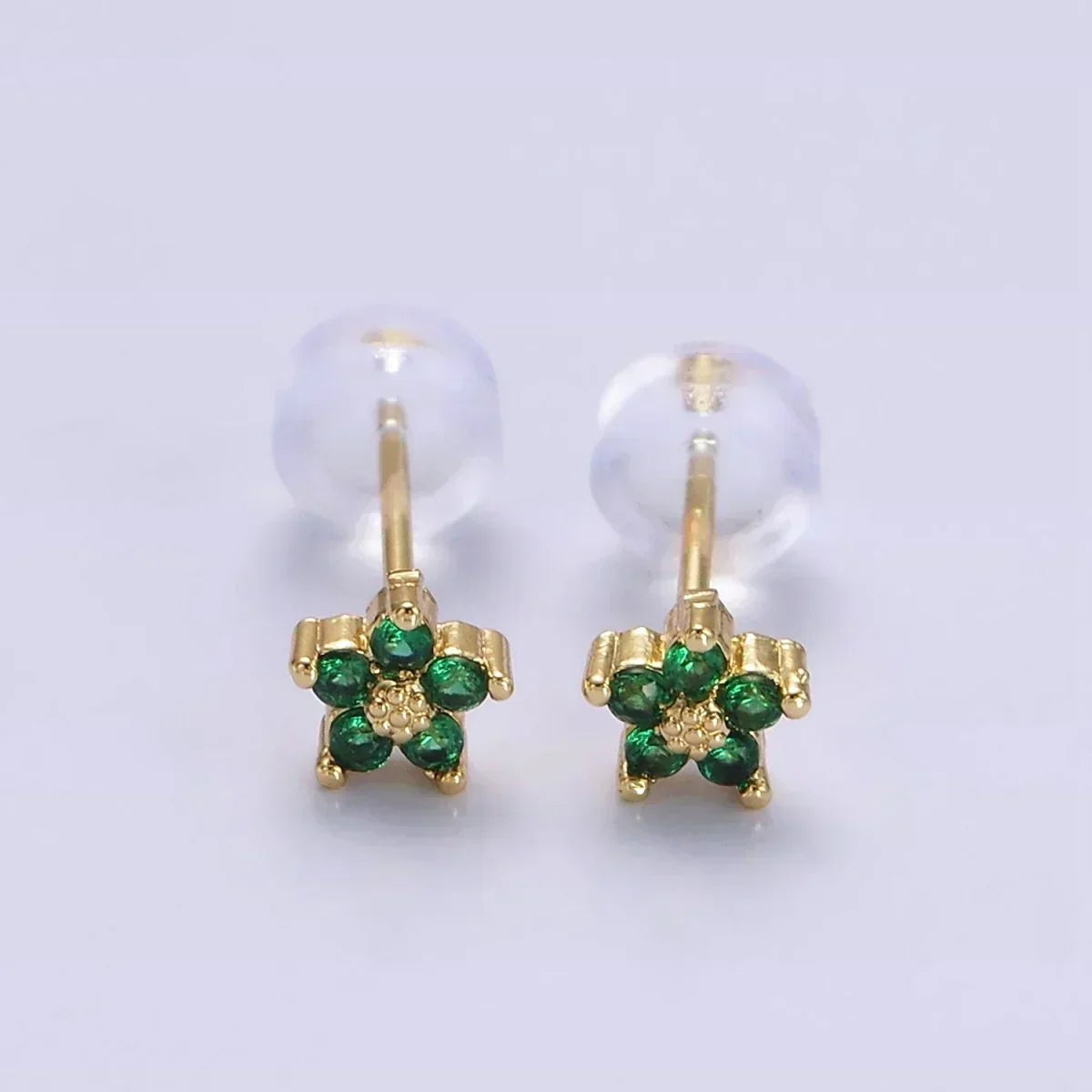 Pendientes de clavo con flor delicada