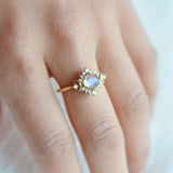Anillo liso con piedra lunar