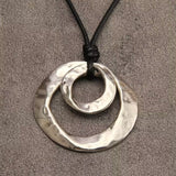 Collar con colgante circular irregular geométrico