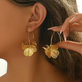 Pendientes elegantes de flores doradas