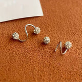 Conjunto de pendientes ligeros de lujo con esferas espirales y strass
