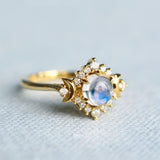 Anillo liso con piedra lunar