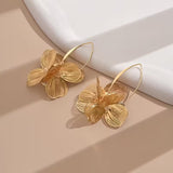 Pendientes elegantes de flores doradas