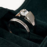 Anillo Deslumbrante de Cola de Gallo con Gran Cuadrado de Zirconia