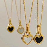 Collar con colgante de corazón negro y blanco en oro