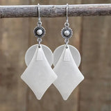 Aretes blancos clásicos colgantes