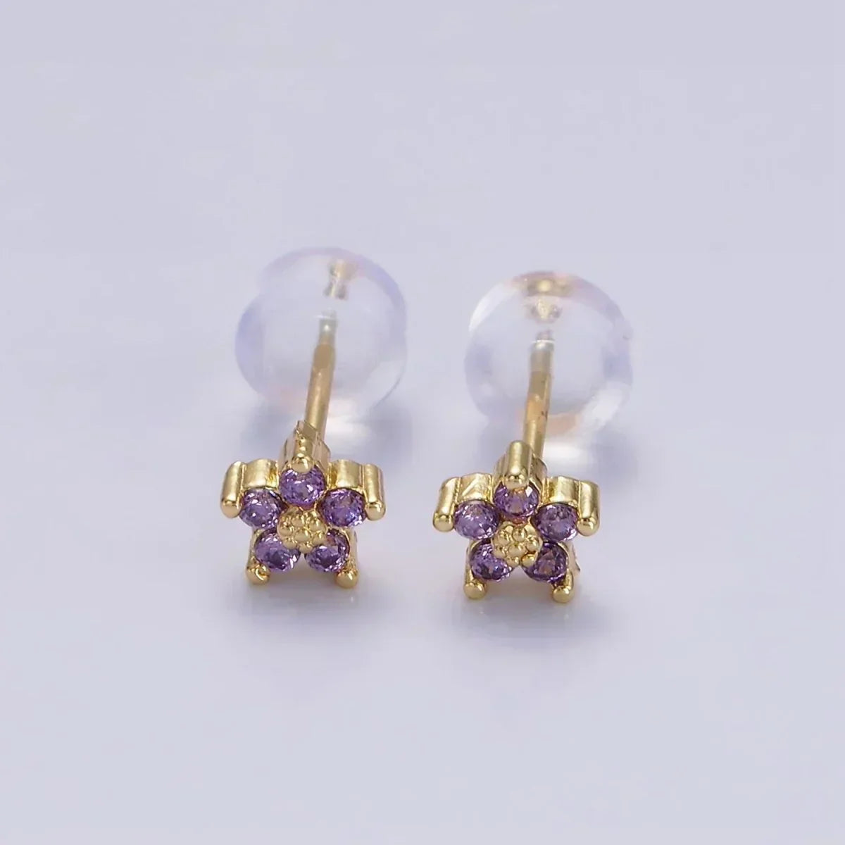 Pendientes de clavo con flor delicada