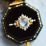 Anillo liso con piedra lunar