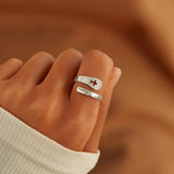 Anillo de plata con cruz y circón