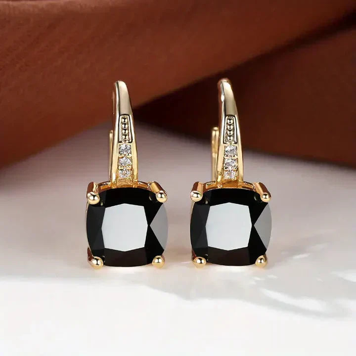 Pendientes de aro de oro con piedras misteriosas