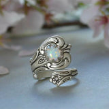 Anillo ajustable con cuchara de ópalo blanco