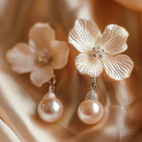 Pendientes de pétalo blanco con perla