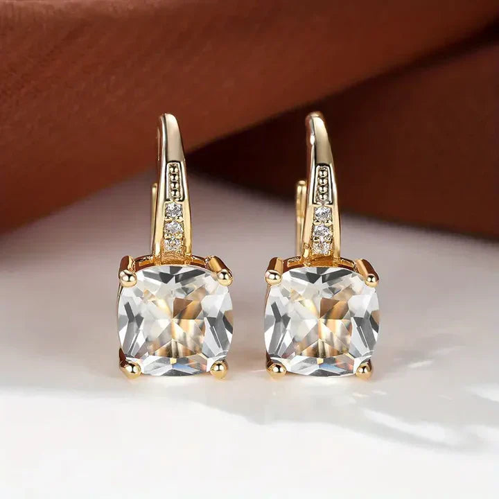 Pendientes de aro de oro con piedras misteriosas
