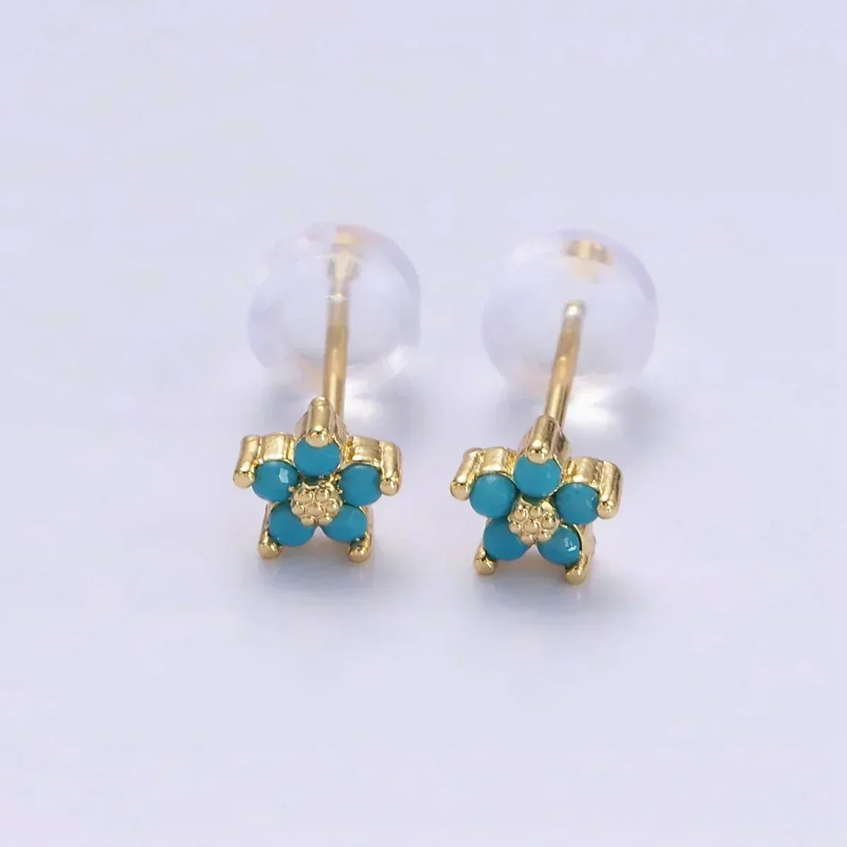 Pendientes de clavo con flor delicada