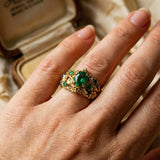 Anillo dorado con cristales verdes y azules
