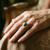 Anillo con circonita azul oscuro brillante