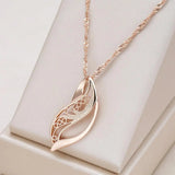 Collar elegante y armonioso en dorado
