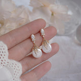 Aretes de lujo con perlas doradas