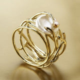 Anillo fino dorado con perla