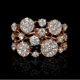 Anillo de oro rosa vintage con piedras incrustadas brillantes