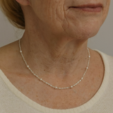 Collar elegante de perlas brillantes