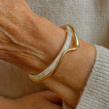 Brazalete abierto esmalte blanco y oro