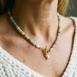Collar dorado vintage con piedras