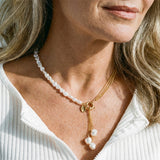 Collar elegante con colgante de perlas