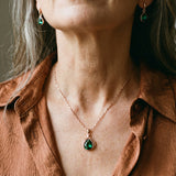 Set de collar y aretes en cristal verde y oro