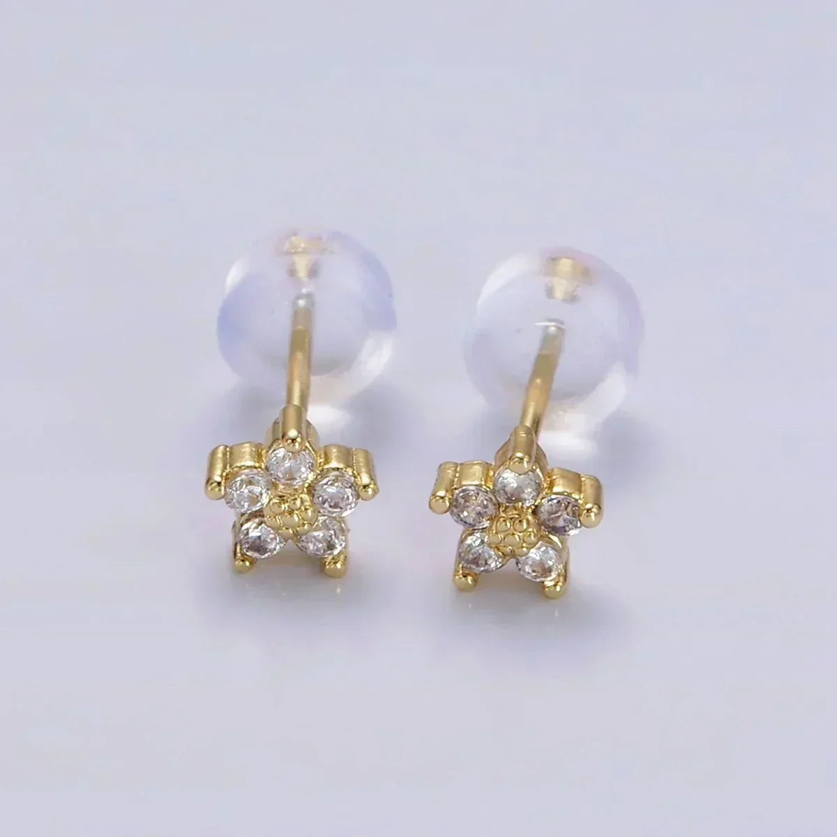Pendientes de clavo con flor delicada