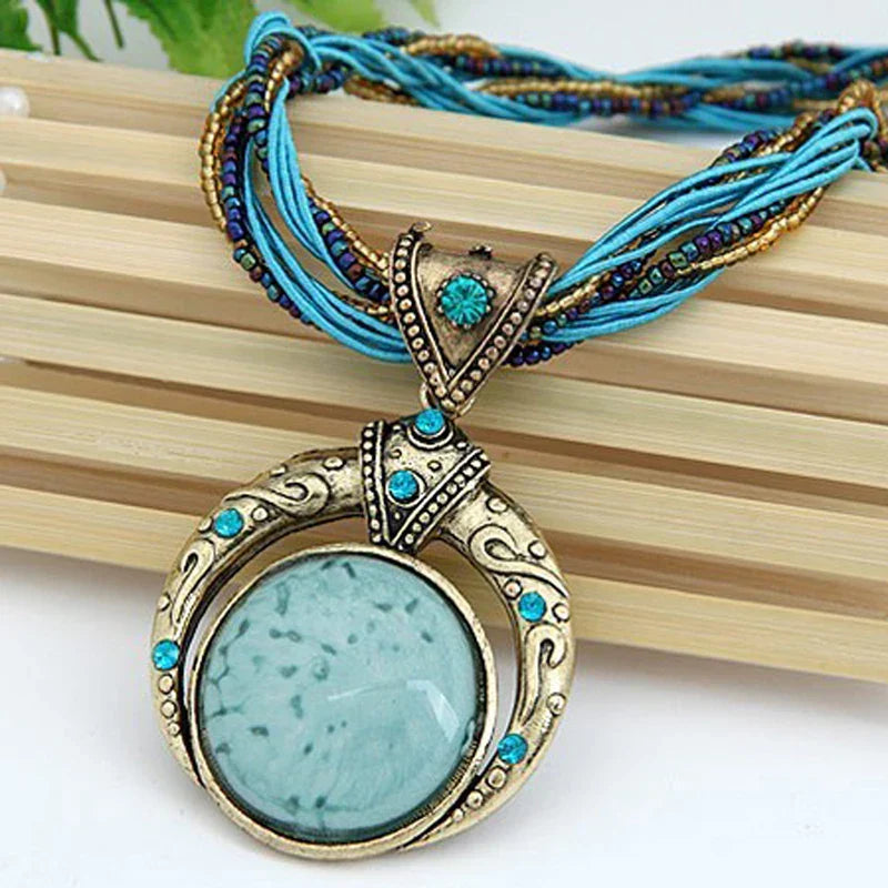 Collar Vintage con Colgante Étnico de Cristal Verde