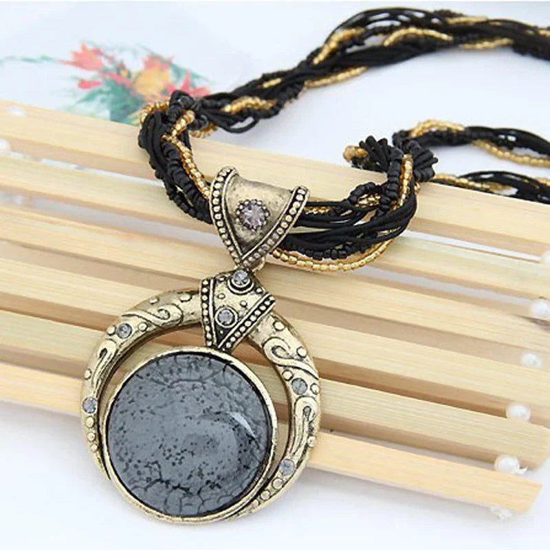 Collar Vintage con Colgante Étnico de Cristal Verde
