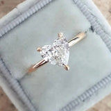 Anillo fino con corazón de zirconia
