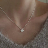 Collar clásico con colgante solitario de plata