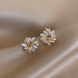 Pendientes elegantes y refinadas con pétalos de ópalo en oro