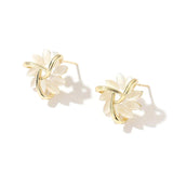 Pendientes elegantes y refinadas con pétalos de ópalo en oro