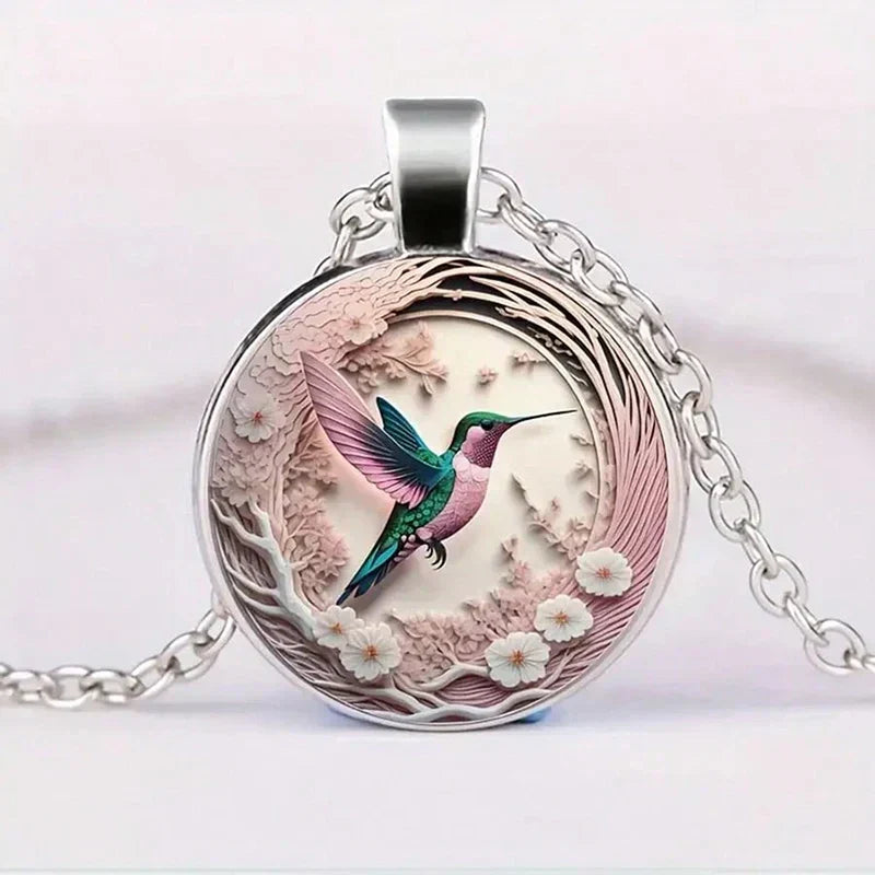 Collar con colgante en forma de colibrí con cúpula de vidrio