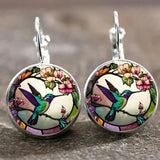 Collar con colgante en forma de colibrí con cúpula de vidrio