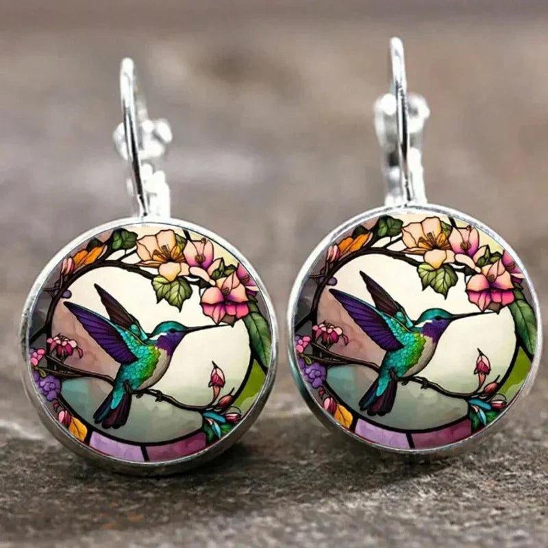Collar con colgante en forma de colibrí con cúpula de vidrio