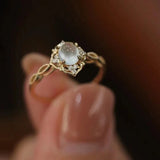 Anillo Mathilda con piedra lunar