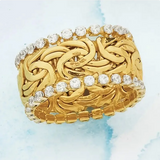 Anillo con banda dorada de cristal trenzado